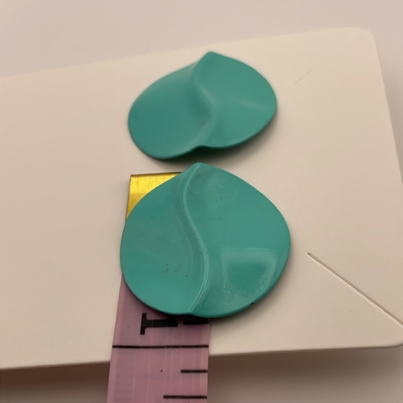 1980โs Circular Seafoam Blue Painted Metal Earrings (F120) - Picture 4 of 9